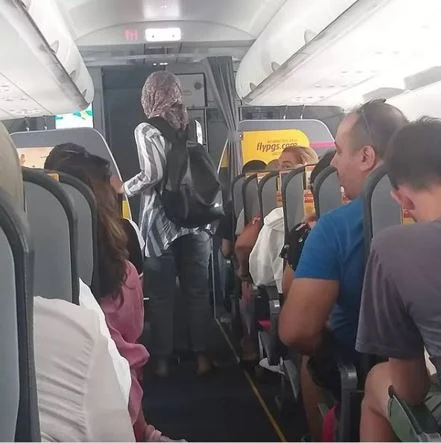 Uçakta ayakta yolcu - Böyle rezillik görülmedi. Ünlü turizm gazetecisi Özkan Altıntaş Pegasus İstanbul- Antalya uçağında yaşanan skandal olayı ortaya çıkardı.