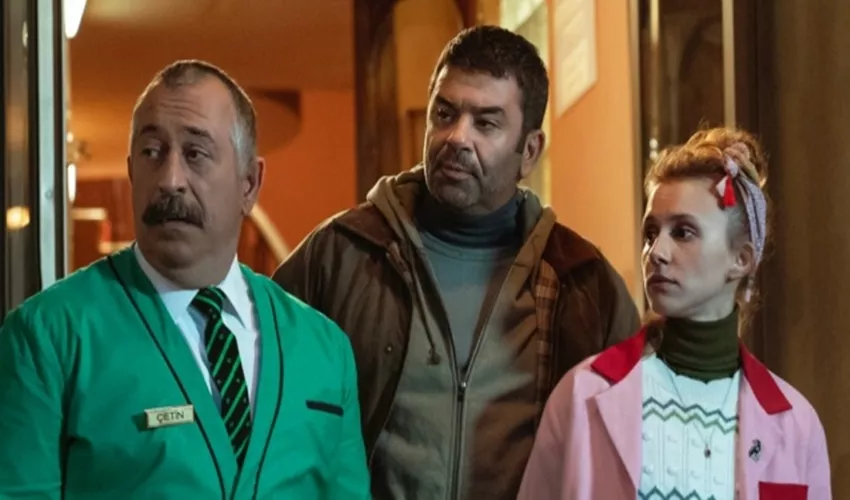 Özkan Uğur'un adını duyan Cem Yılmaz gözyaşlarını tutamadı - Ünlü komedyen Cem Yılmaz'ın Kara Komik serisinden türetilen Ayzek karakteri üzerinden çektiği film, 29 Eylül Cuma günü Netflix platformunda izleyiciyle buluşacak.