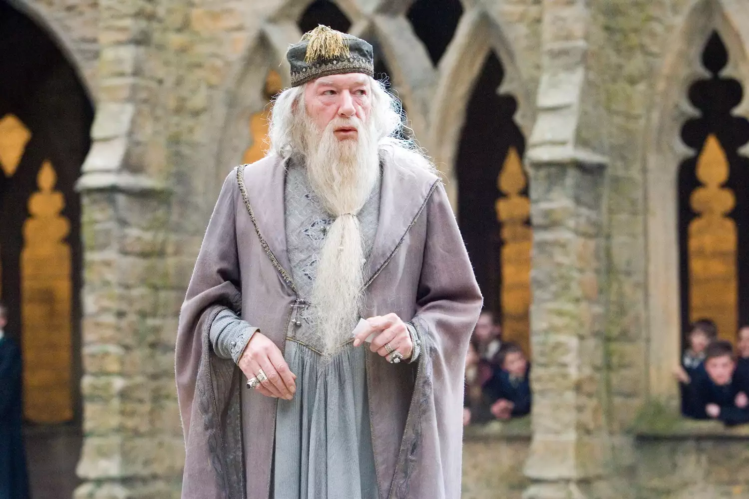 Harry Potter Filmlerinde Dumbledore Rolüyle Tanınan Aktör Michael Gambon 82 Yaşında Öldü - Dumbledore Rolüyle Tanınan Aktör Michael Gambon'un "zatürre nöbetinin" ardından hastanede "huzur içinde" öldüğü açıklandı