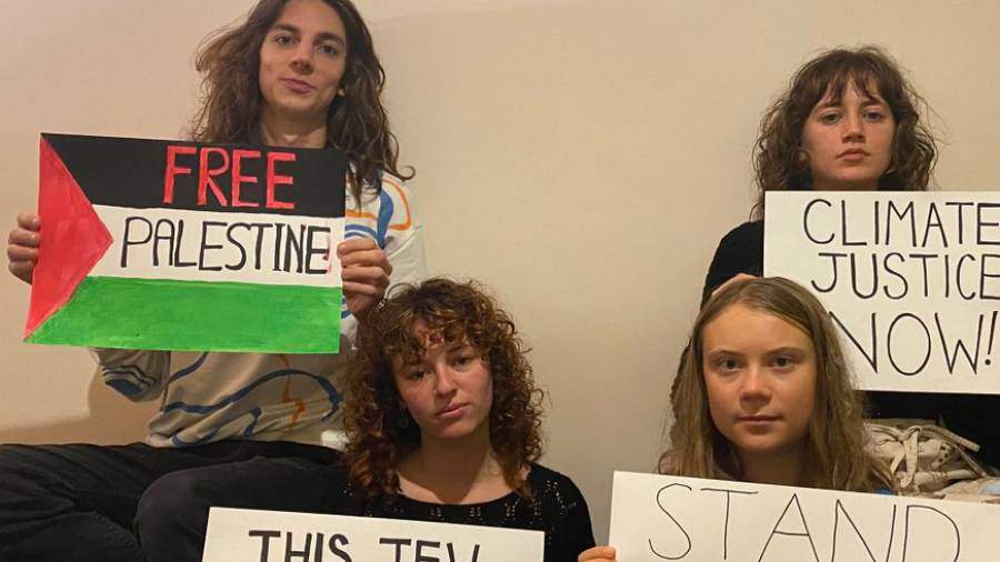 Gazze diyen Greta Thunberg İsrail'de gözden düştü - Greta Thunberg, geçen haftasonu üzerinde "Gazze'yle birlikteyim" yazan bir dövizi tuttuğu fotoğrafını sosyal medyada paylaşmıştı.