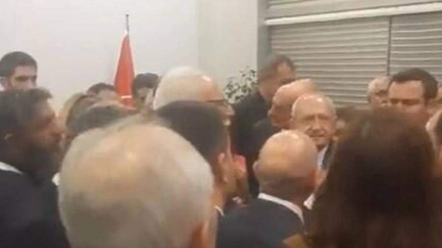 Kılıçdaroğlu'na adaylıktan çekilmemesi için baskı yapıldığı anlar: İzin vermiyoruz! - Kemal Kılıçdaroğlu'nun kaybettiği CHP'nin 38. Olağan Kurultayı'nın ikinci tur oylamasında Manisa Milletvekili Özgür Özel genel başkan seçildi.