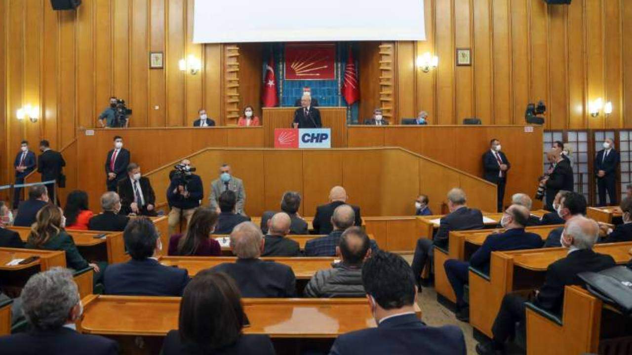 CHP'de 27 eski vekil Kemal Kılıçdaroğlu'na destek açıkladı - 4-5 Kasım tarihlerinden yapılacak CHP 38. Olağan Genel Kurulu öncesi 27. dönem milletvekilliği yapan 27 isimden CHP Genel Başkanı Kemal Kılıçdaroğlu'na destek açıklaması.