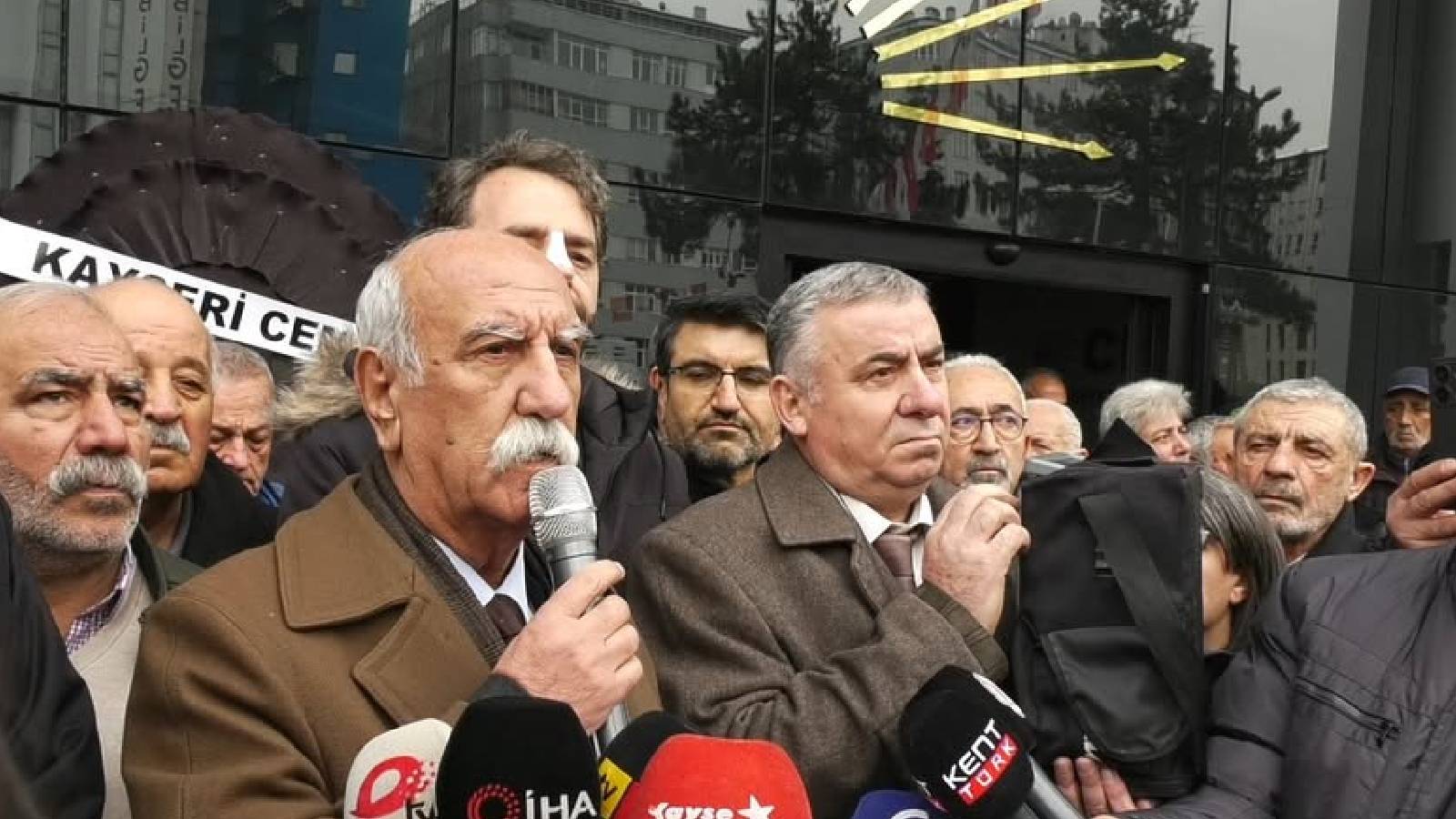 Alevi örgütleri CHP Kayseri İl Başkanlığına siyah çelenk bıraktı