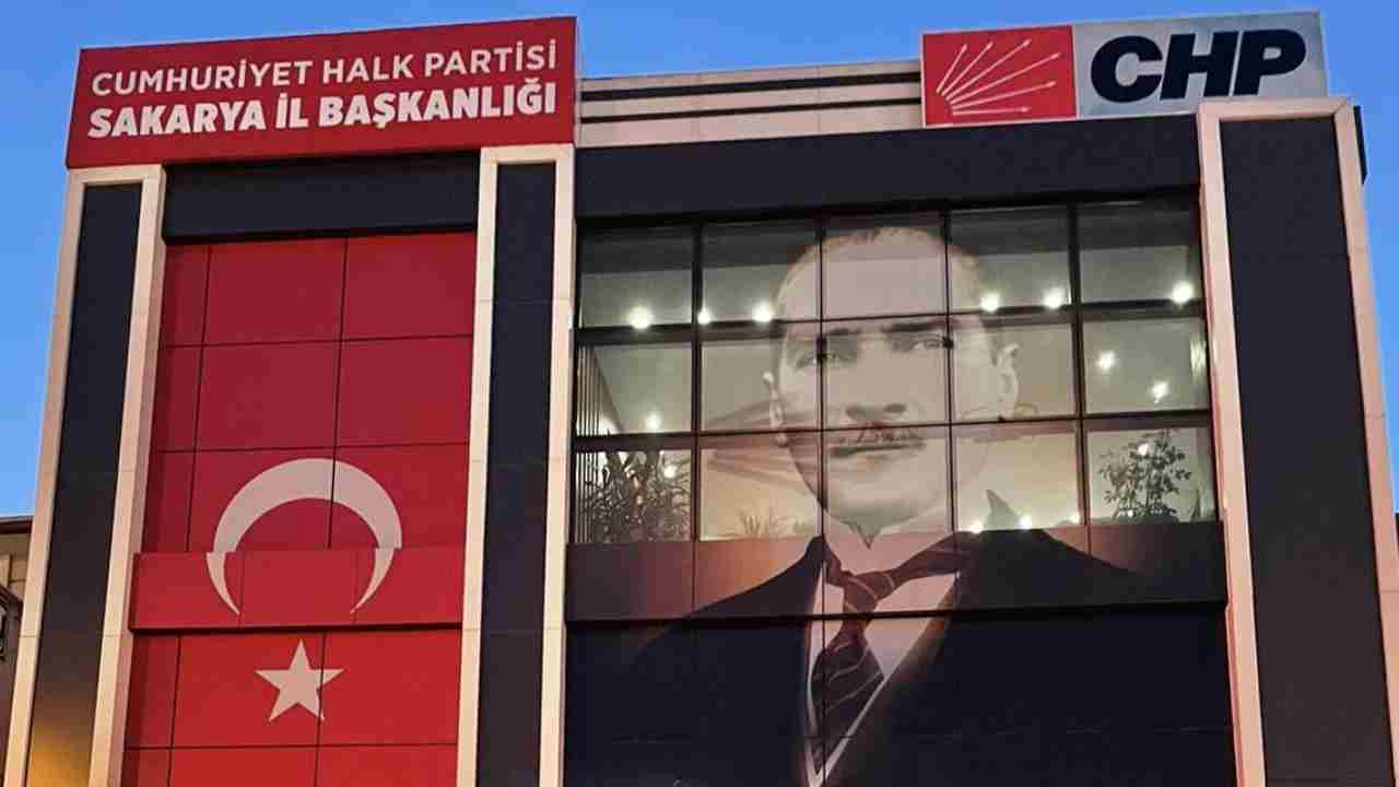 Kayseri’deki yakınına başarı diledi, Sakarya’da CHP’den ihraç edildi!